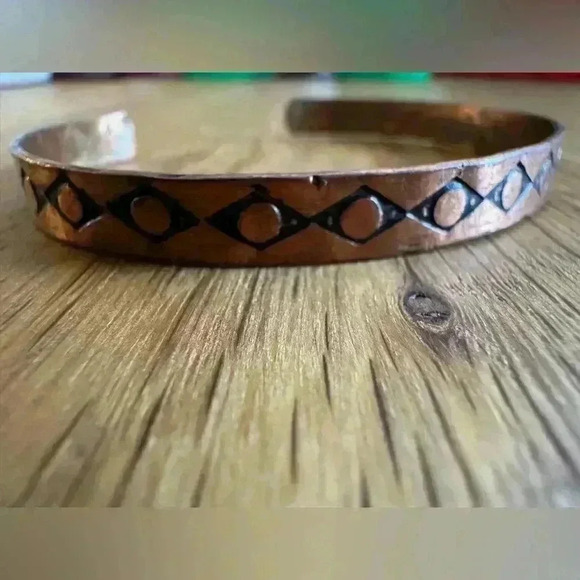 Adjustable vintage copper bangle bracelet with etched detail - Picture 5 of 5